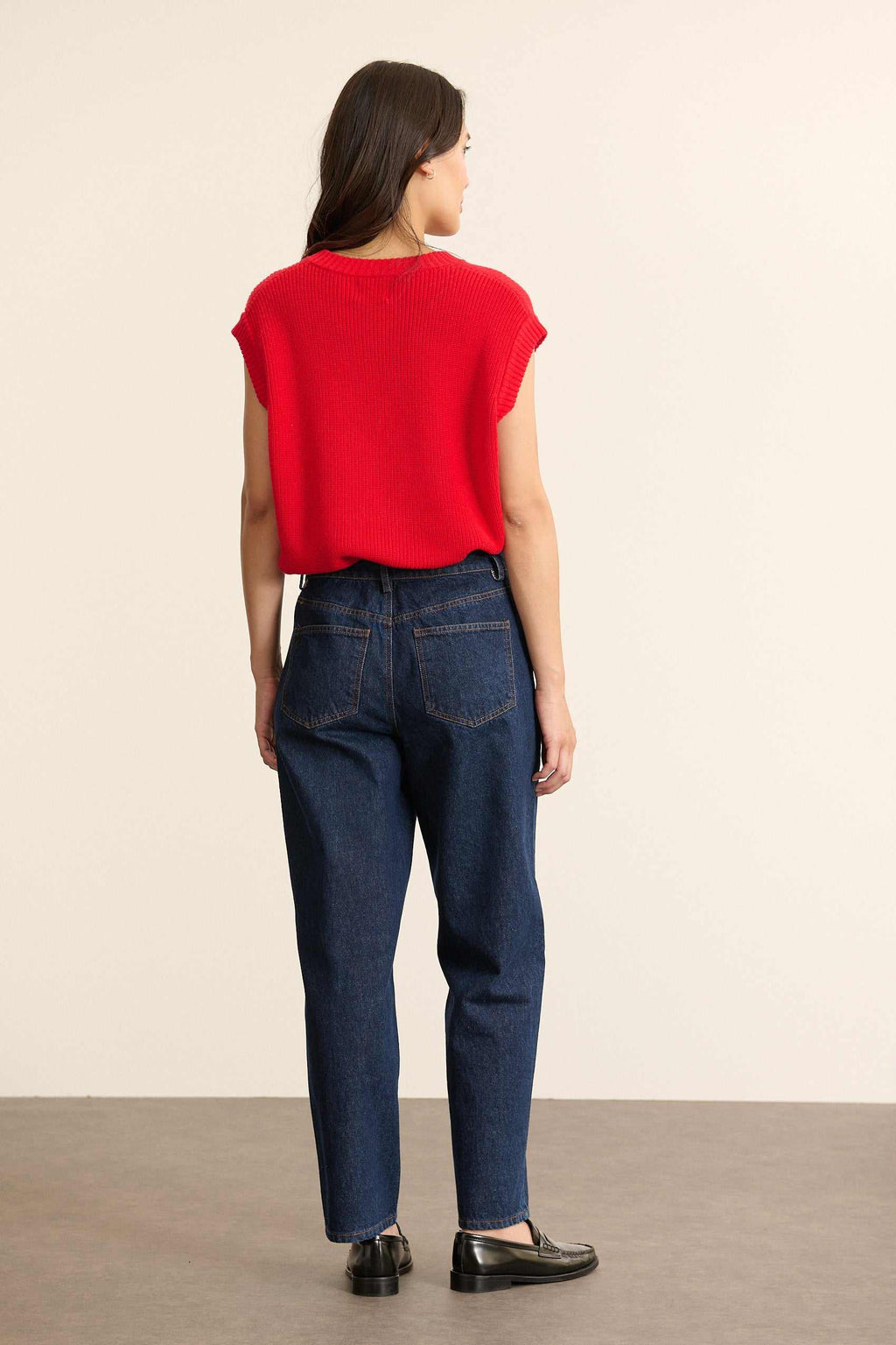 Damesbroek met ritssluiting middenvoor, zichtbare knoop en rits, brede riemlussen, raw denim Garance. 