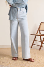 Pantalon droit en denim couleur bleu avec coupe classique et intemporelle bas avec poches vêtement vestiaire femme