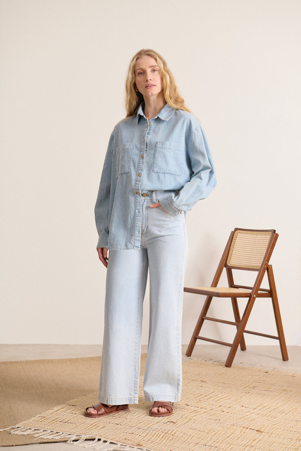 Pantalon en denim bleu avec coupe droite et détails minimalistes pour un look moderne marque Garance Paris