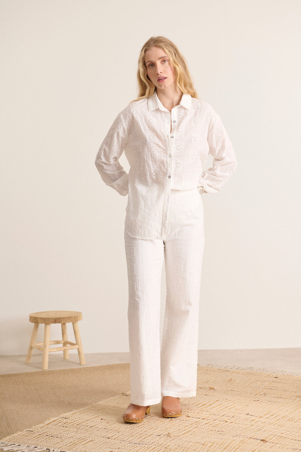 Bas bohème et tendance esprit vintage printemps été broderie anglaise coloris écru pantalon coupe droite Garance Paris