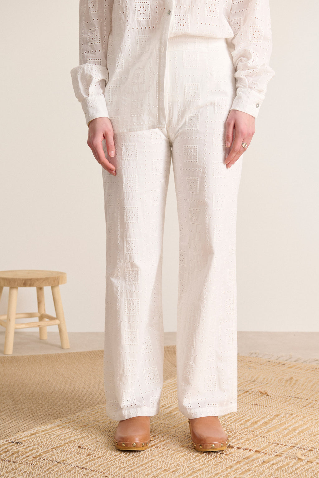 Pantalon broderie anglaise pour femme coloris écru confectionné en coton bas avec poches marque française Garance 