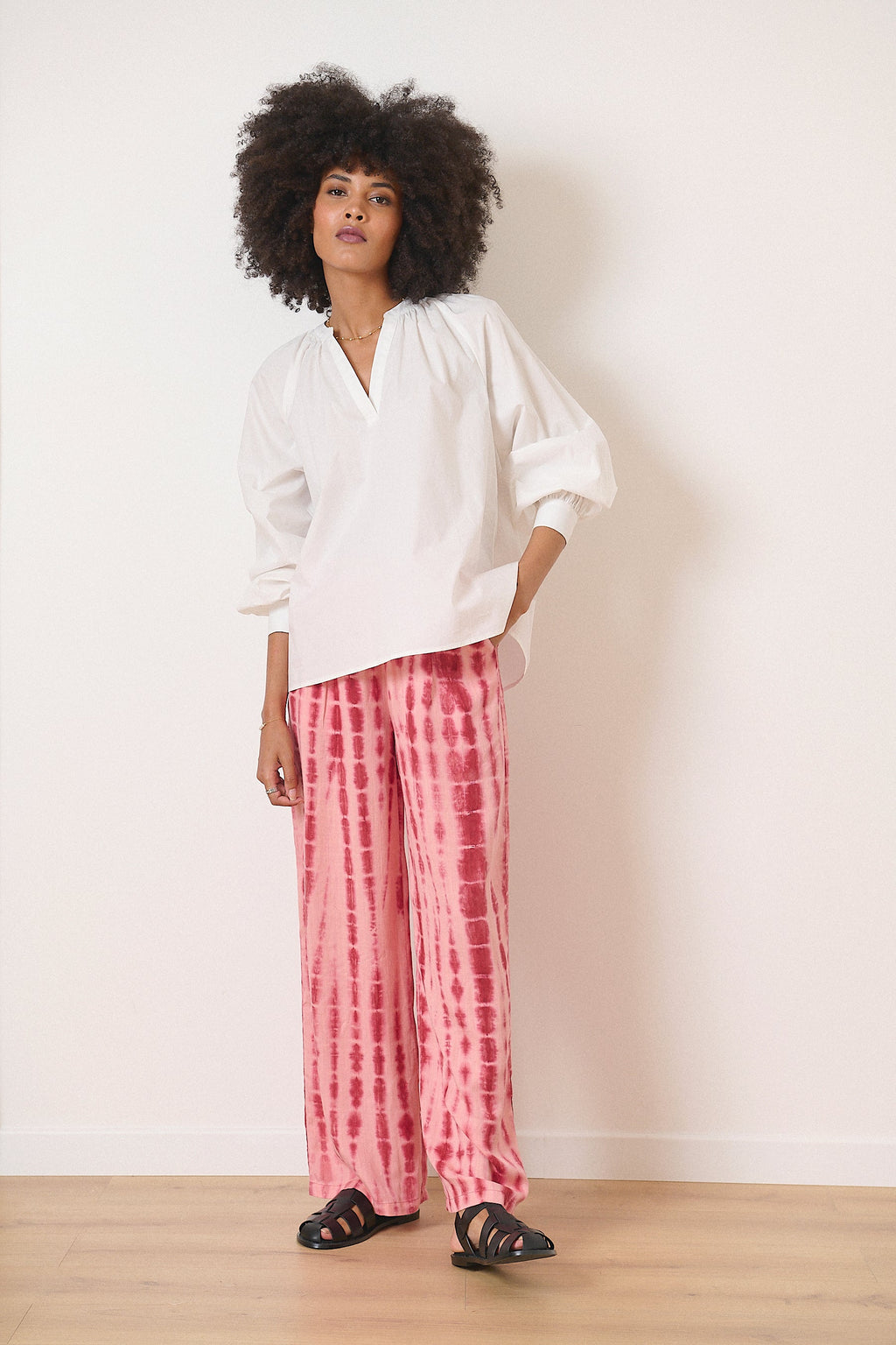Motifs Tie & Dye sur pantalon léger pour femme avec plis à l'avant et à la coupe droite idéale pour la saison estivale 