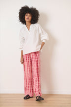 Motifs Tie & Dye sur pantalon léger pour femme avec plis à l'avant et à la coupe droite idéale pour la saison estivale 