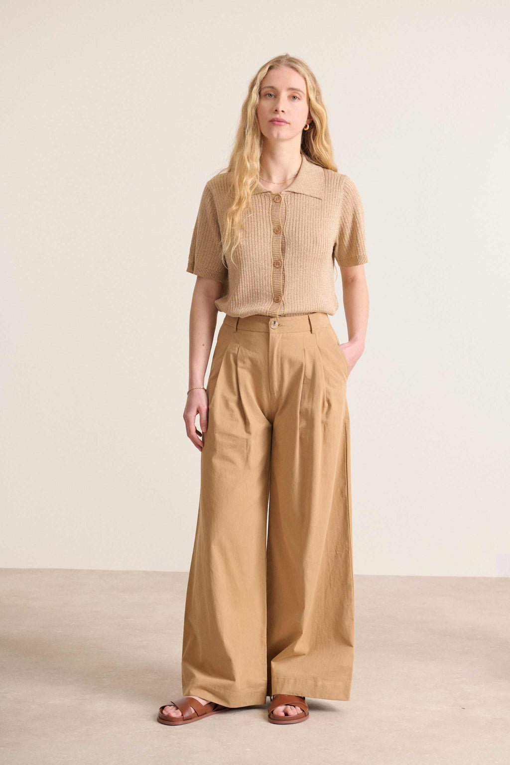 Pantalon sophistiqué à la taille haute avec passants et plis à l'avant coloris beige modèle bas élégant Garance Paris 