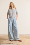 Pantalon bleu en chambray, plis sur le devant, jambes larges, idéal pour un look élégant et décontracté