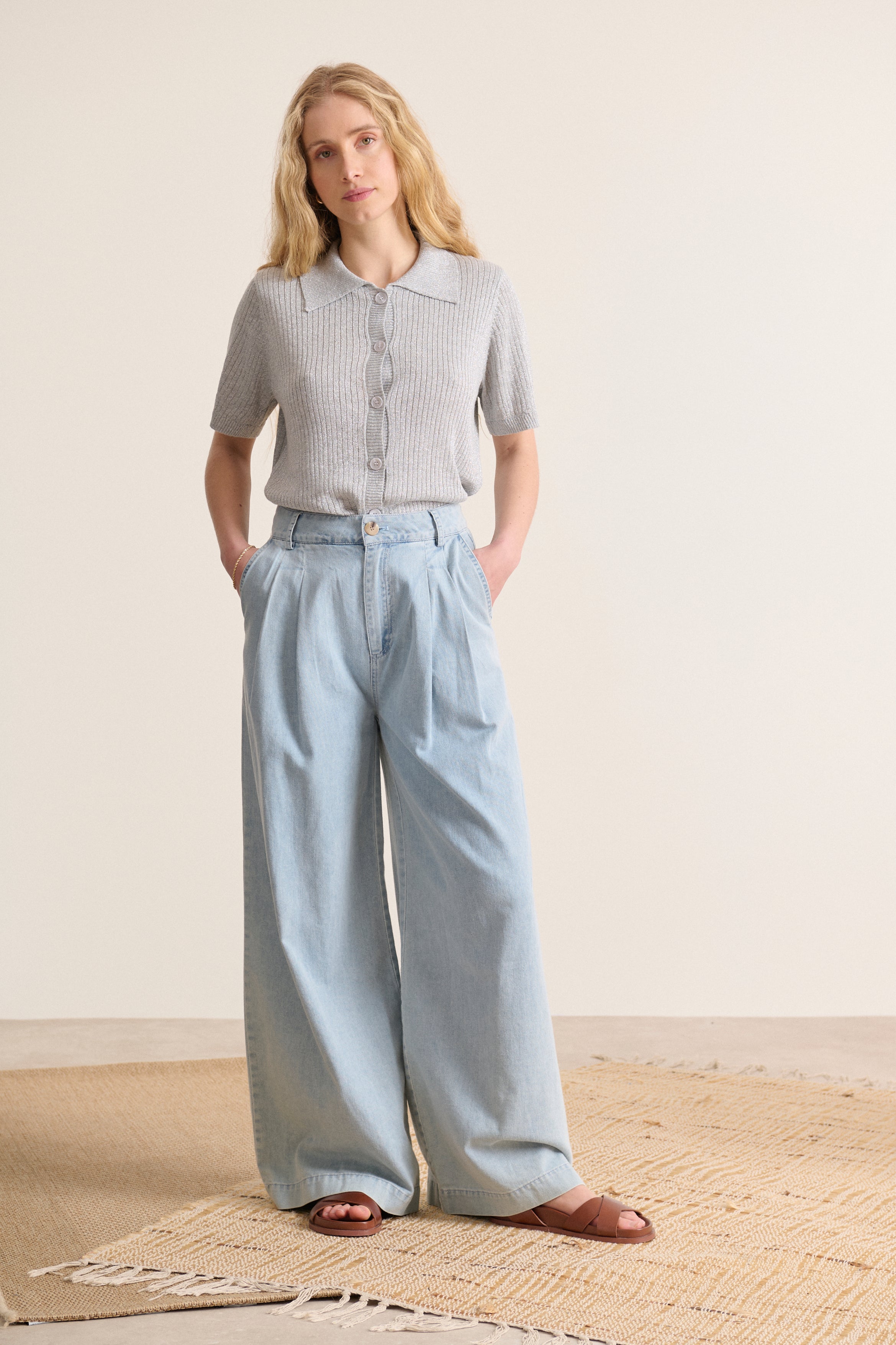 Pantalon bleu en chambray, plis sur le devant, jambes larges, idéal pour un look élégant et décontracté