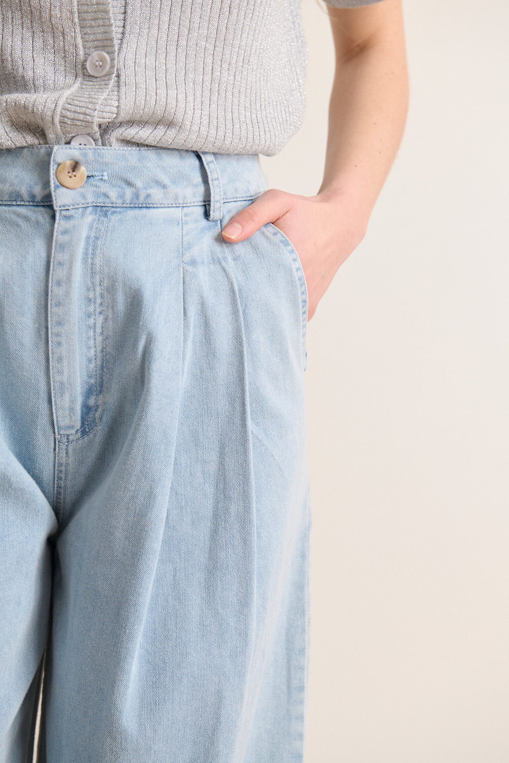 Pantalon bleu chambray, coupe ample avec plis avant, jambes larges, parfait pour la saison printemps été