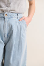 Pantalon bleu chambray, coupe ample avec plis avant, jambes larges, parfait pour la saison printemps été