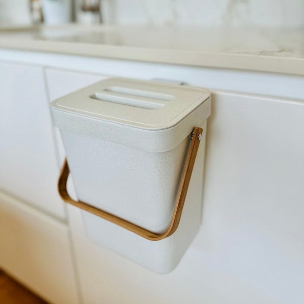BODEN Papelera de Sobremesa de Plástico Reciclado con Mango de Bambú Blanco 5L