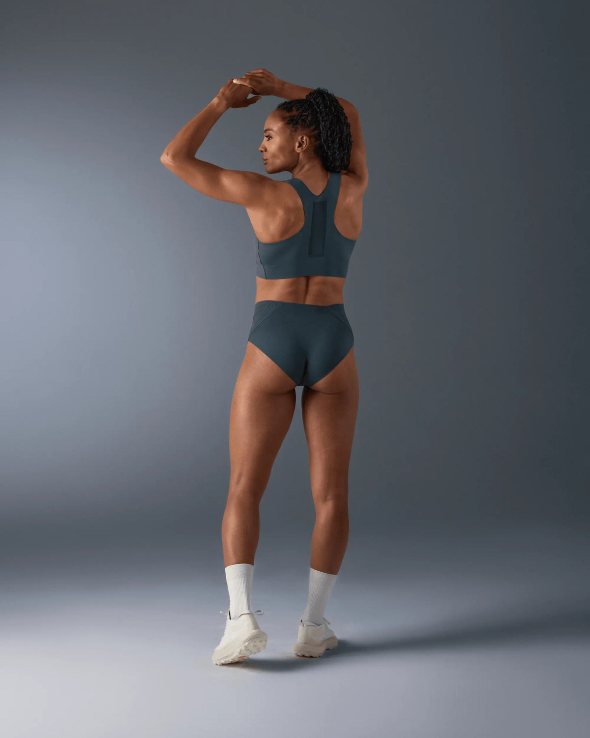 HASTKO – Panty N°48 | Confort Ultra-Light, model bagfra, i blågråt sportsundertøj, med løftede arme