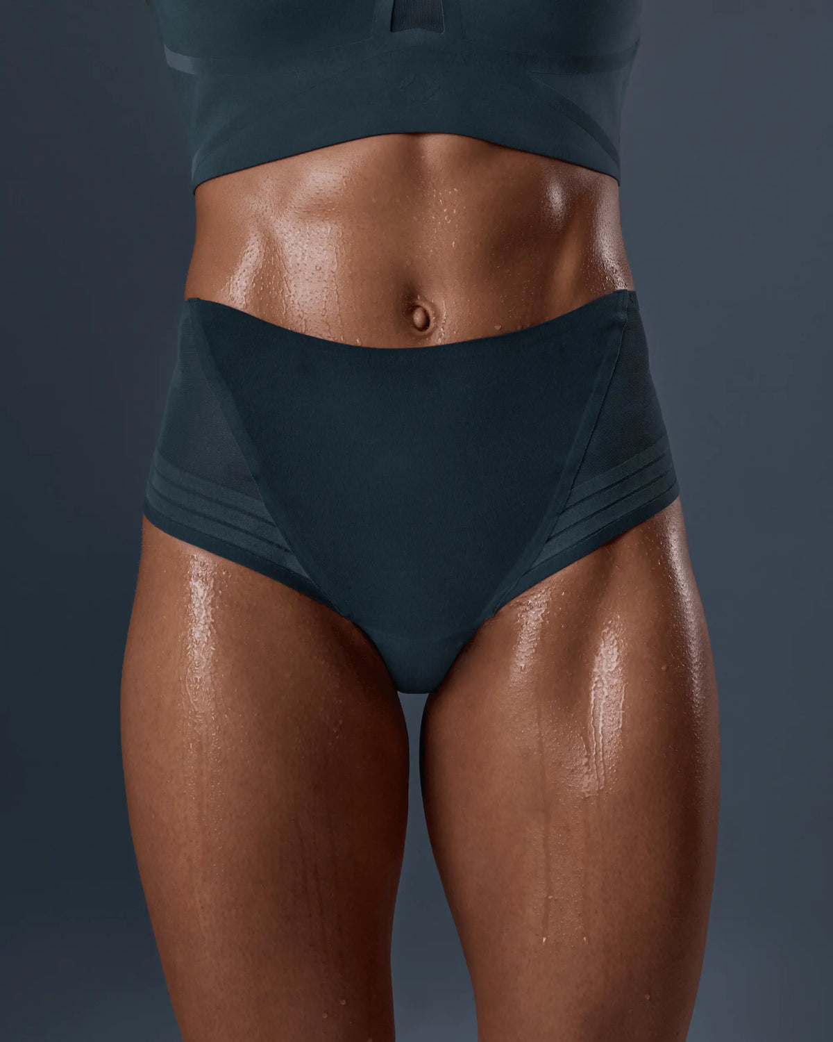 HASTKO – Panty N°48 | Confort Ultra-Light, mørkegrønne sportstrusser båret af en kvinde forfra