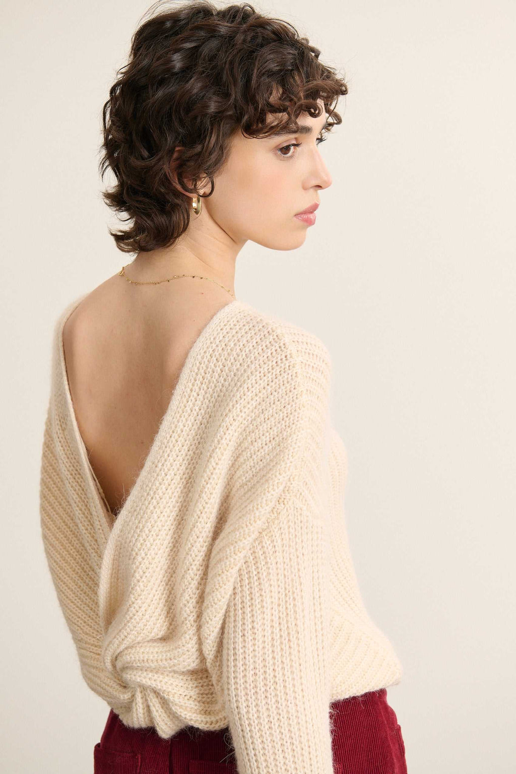 Pullover mit klassischem Rundhalsausschnitt vorne, flach angesetzt mit dezentem Rippstrickbündchen für perfekten Sitz am Ausschnitt.