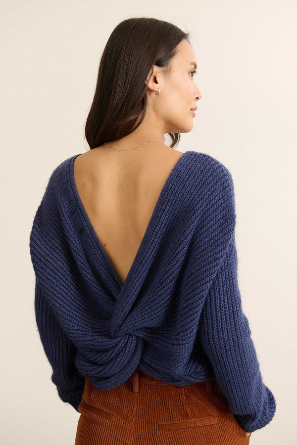 KWI, pull avec Nœud plat cousu en haut du décolleté dos, dans la même matière que le pull, détail délicat et féminin.