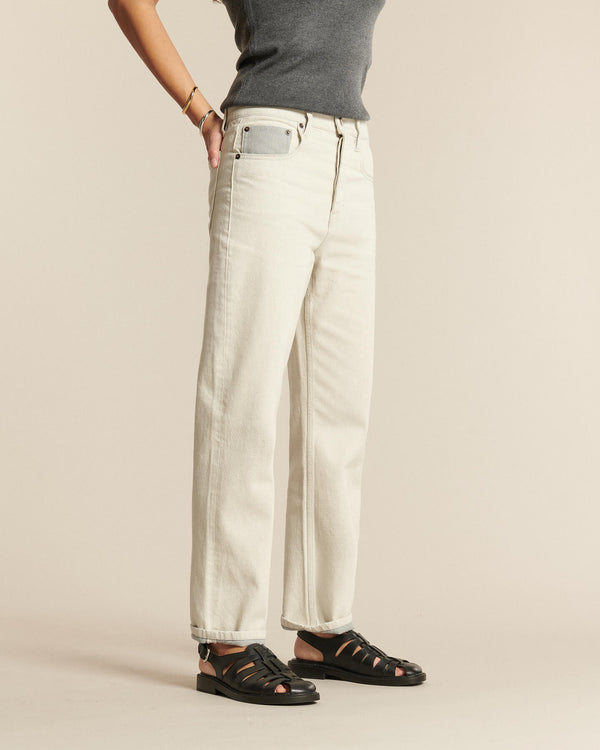 Jeans rectos en denim 100% algodón sin teñir en color granito claro, corte entallado en las caderas y más holgado en las piernas, perfecto para un tipo de cuerpo femenino diverso.