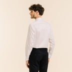 Hast – Chemise En Twill Double Retors Blanche, homme de dos portant une chemise blanche et un pantalon bleu marine