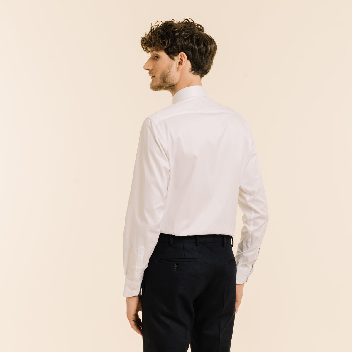 Hast – Chemise En Twill Double Retors Blanche, homme de dos portant une chemise blanche et un pantalon bleu marine