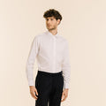 Hast – Chemise En Twill Double Retors Blanche, homme en chemise blanche et pantalon bleu marine