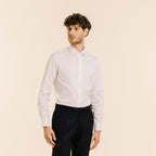 Hast – Chemise En Twill Double Retors Blanche, homme en chemise blanche et pantalon bleu marine