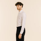 Hast – Chemise En Twill Double Retors Blanche, mannequin homme de profil portant une chemise blanche et un pantalon noir