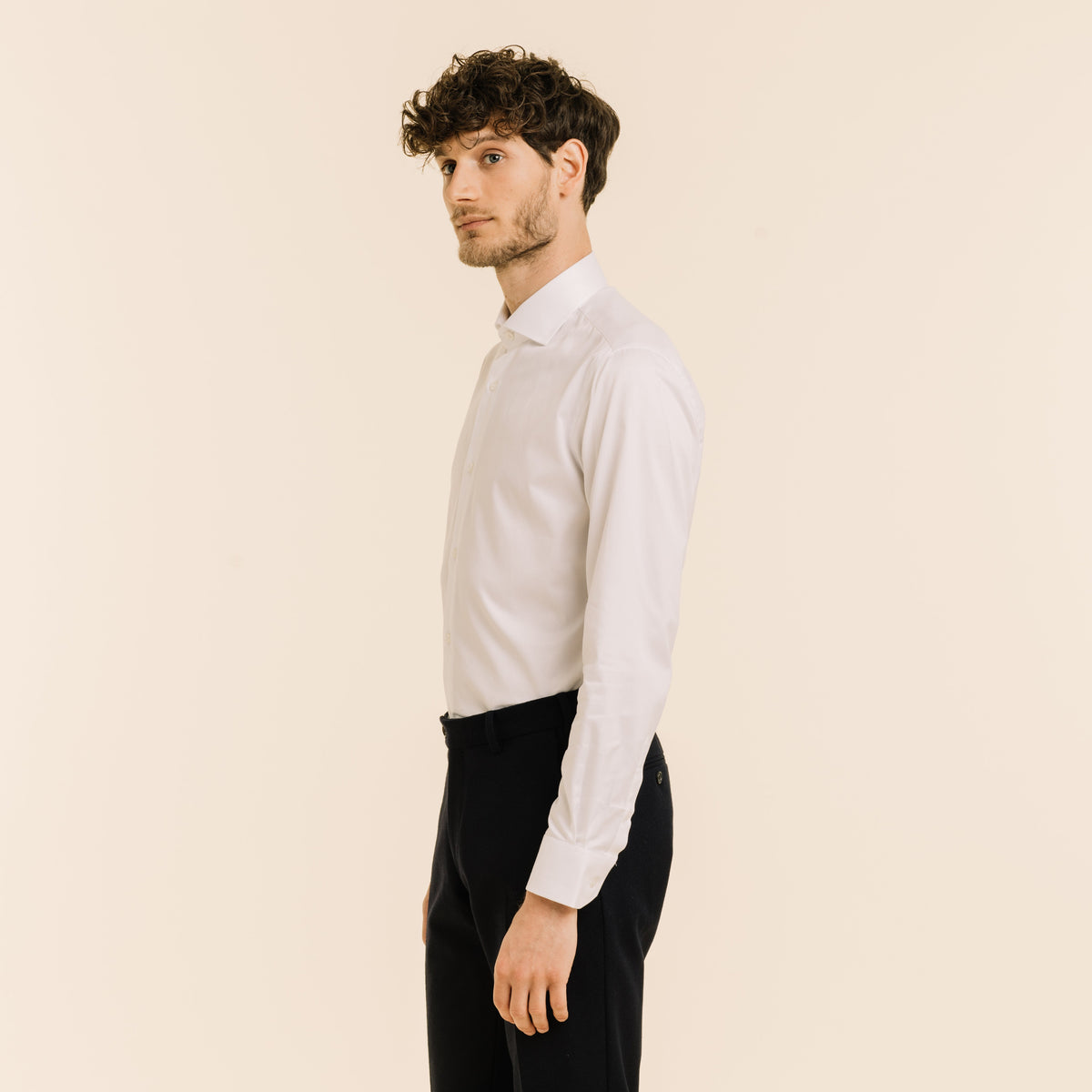 Hast – Chemise En Twill Double Retors Blanche, mannequin homme de profil portant une chemise blanche et un pantalon noir