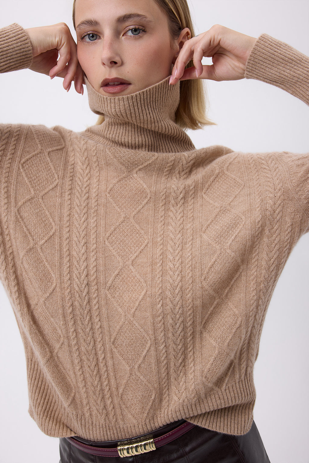 Oversize-Rollkragenpullover mit Zopfmuster Reza - Cremeweiß - Damen