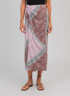 An'ge – Jupe Longue Rilam Saltina Multi, lange rok met roze en bruine print gedragen door een model
