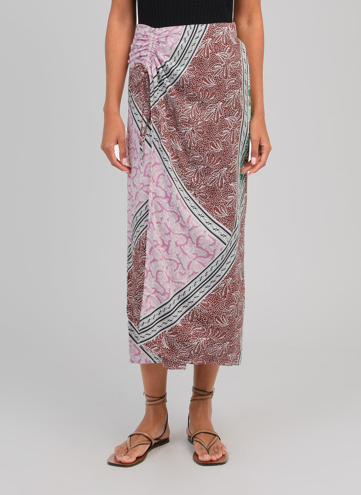 An'ge – Jupe Longue Rilam Saltina Multi, lange rok met roze en bruine print gedragen door een model