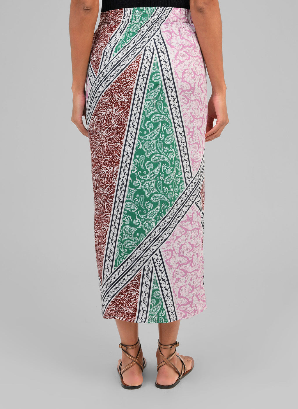 An'ge – Jupe Longue Rilam Saltina Multi, lange rok met veelkleurige paisley-motieven van achteren gedragen door een model