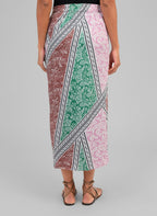 An'ge – Jupe Longue Rilam Saltina Multi, lange rok met veelkleurige paisley-motieven van achteren gedragen door een model