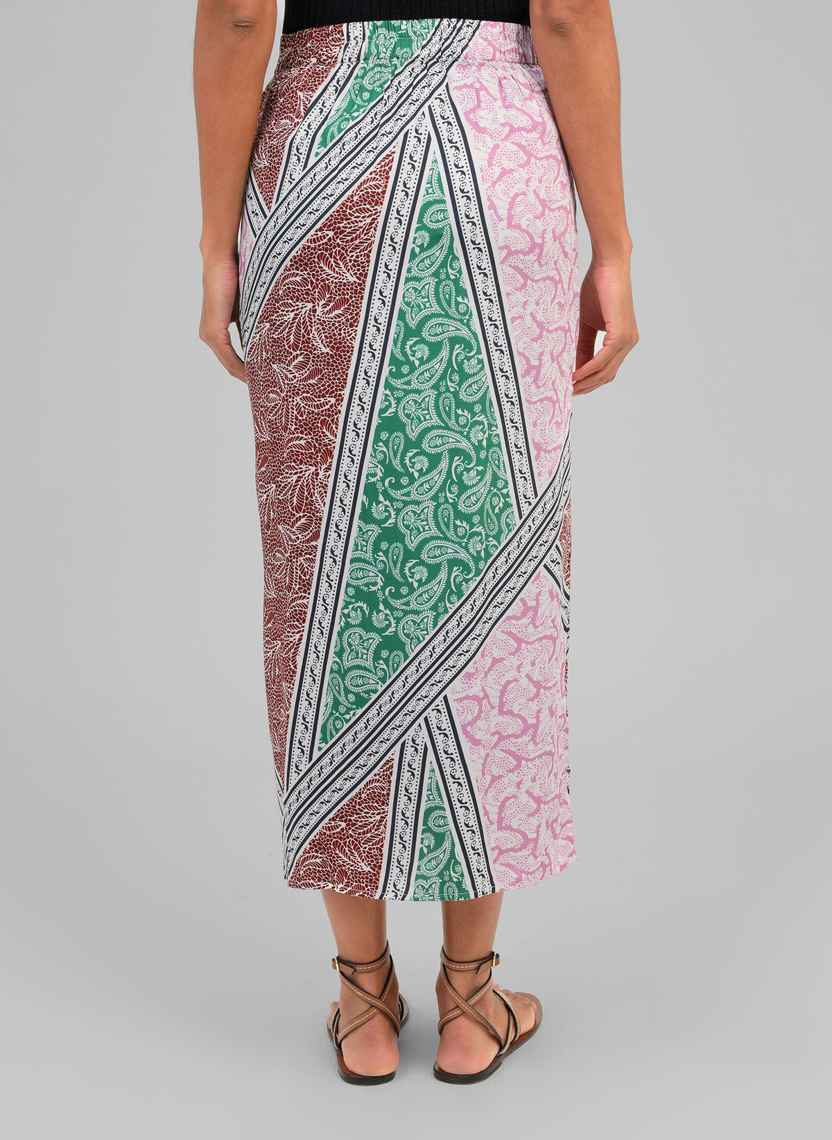 An'ge – Jupe Longue Rilam Saltina Multi, lange rok met veelkleurige paisley-motieven van achteren gedragen door een model