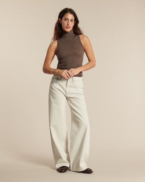 Jean femme en denim non teinté couleur granit clair, coupe large et fluide, matière 100 % coton offrant un tombé élégant adapté à toutes les morphologies.