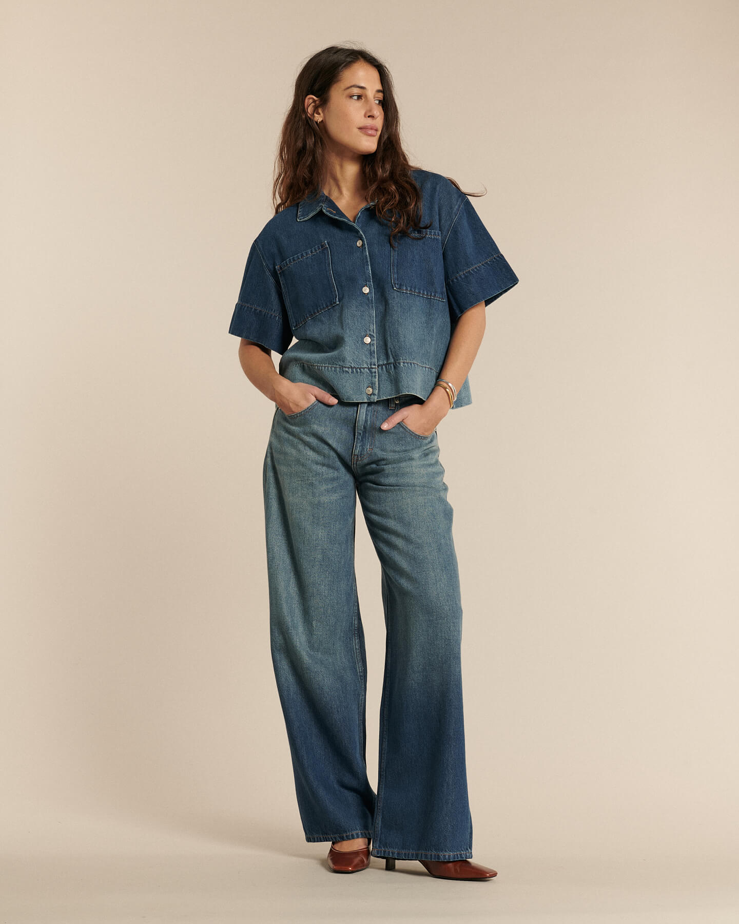 Vaqueros de mujer en denim 100% algodón con efecto degradado azul, corte amplio y fluido, que se adapta a todas las morfologías para un estilo cómodo de verano.