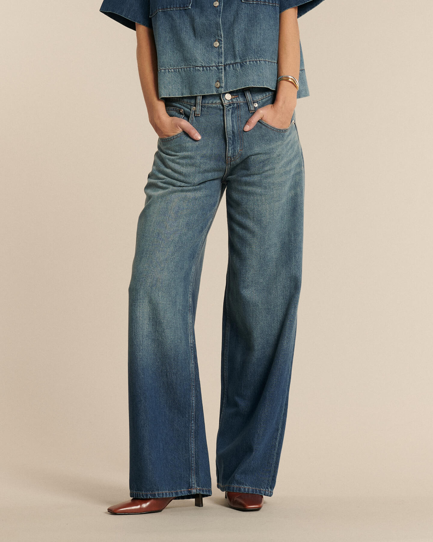 Jeans denim 100% algodón con efecto degradado azul, corte amplio y recto, que ofrece un ajuste fluido y cómodo, ideal para mujeres y todo tipo de cuerpo.