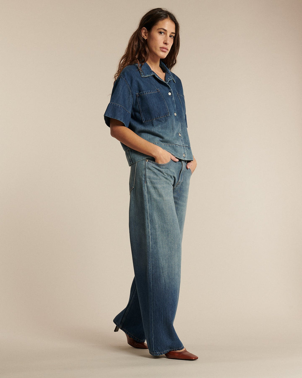 Jeans anchos en denim azul degradado con efecto sunfade, corte recto y fluido, material tencel mezcla de algodón para un confort ligero y adecuado para todo tipo de cuerpo.