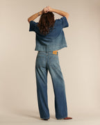 Vaqueros de mujer confeccionados en denim 100% algodón con degradado de color azul sol, corte recto y cintura alta, que ofrecen una comodidad adecuada para todo tipo de cuerpo.