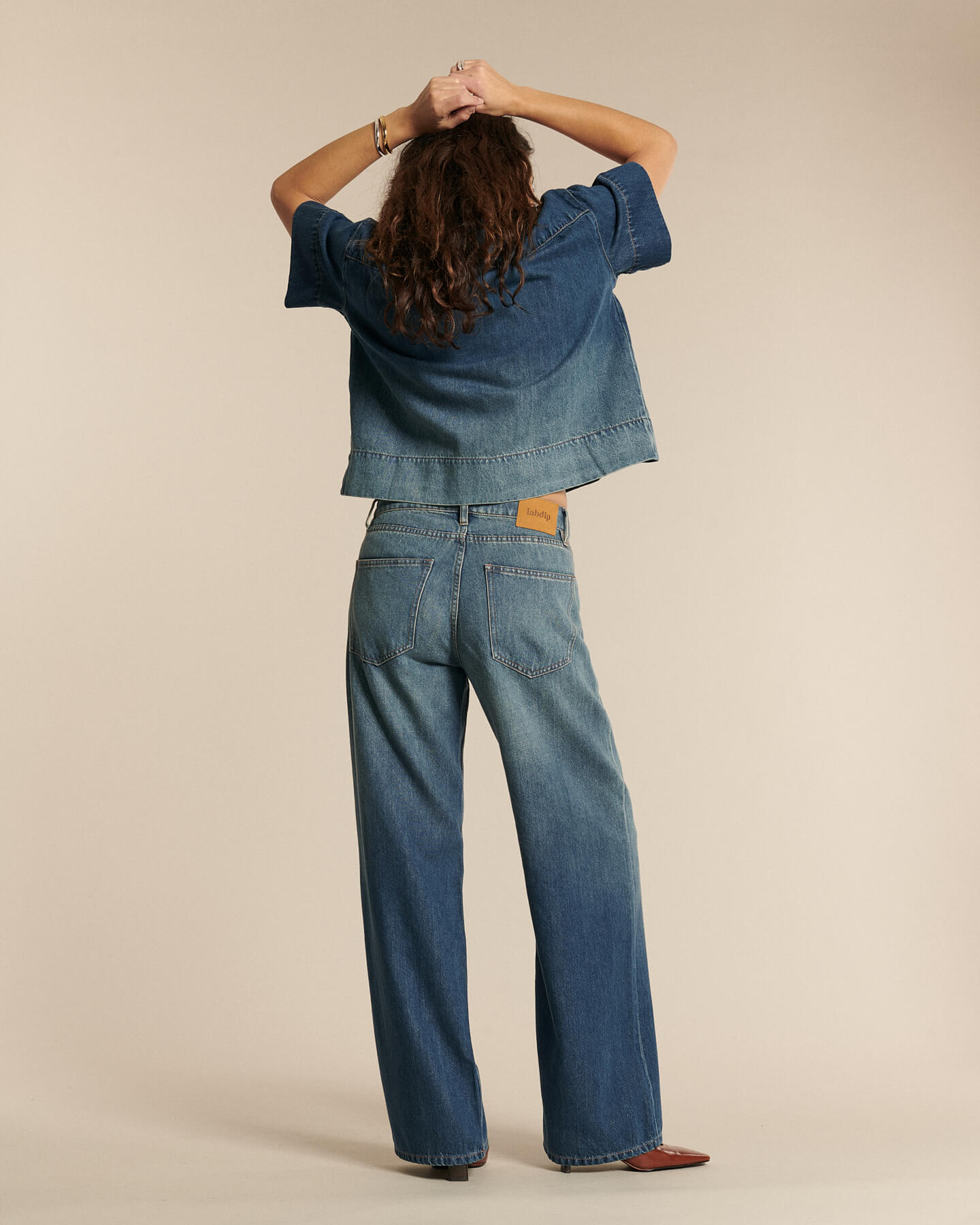 Vaqueros de mujer confeccionados en denim 100% algodón con degradado de color azul sol, corte recto y cintura alta, que ofrecen una comodidad adecuada para todo tipo de cuerpo.