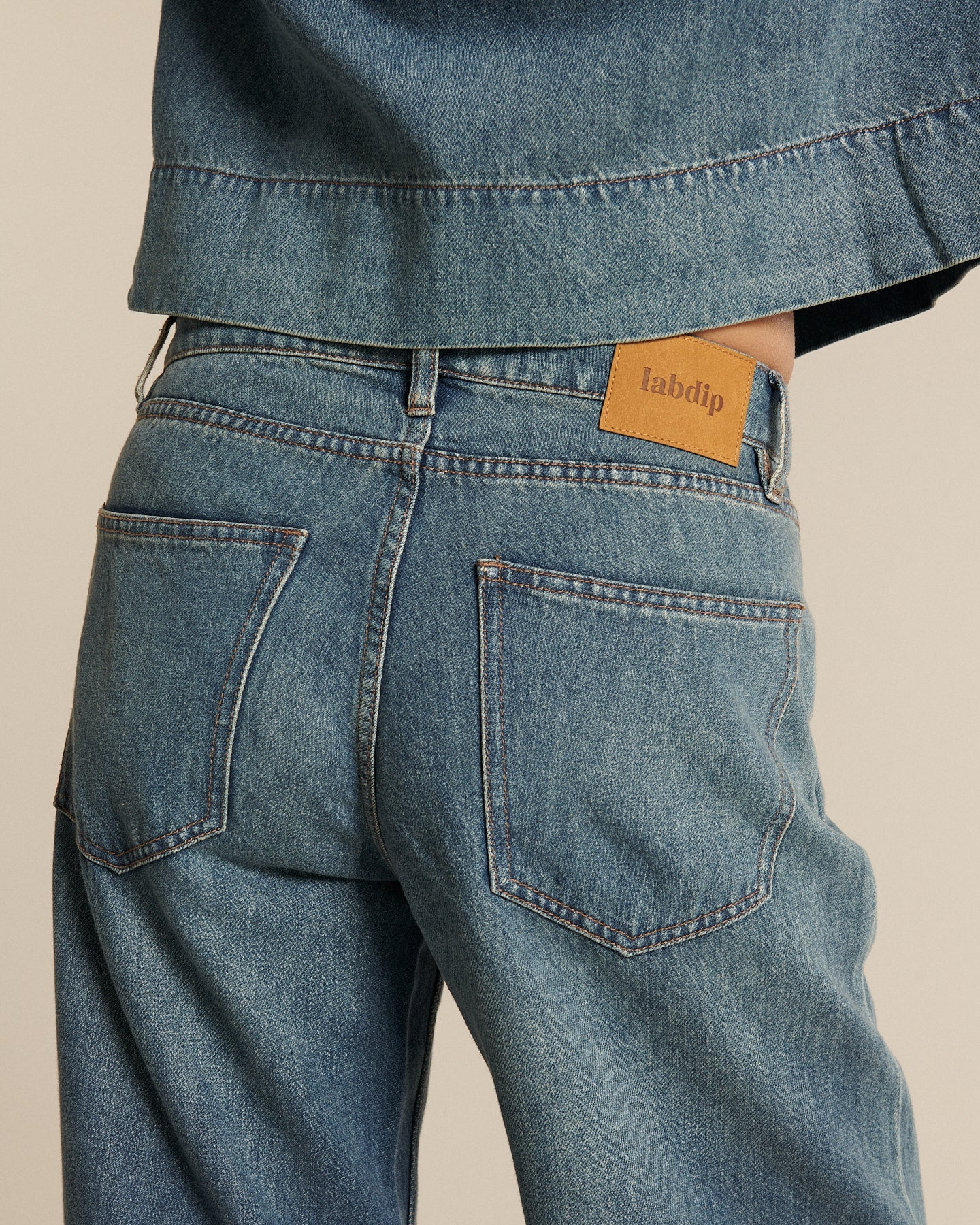 Jeans denim de color azul medio con corte recto, tejido 100% algodón de calidad, apto para todas las morfologías femeninas, ofreciendo un estilo casual y cómodo.