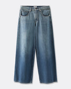 Vaqueros de mujer confeccionados en denim Tencel azul lavado con corte amplio y recto, que ofrece comodidad, ligereza y adaptabilidad a todas las morfologías.