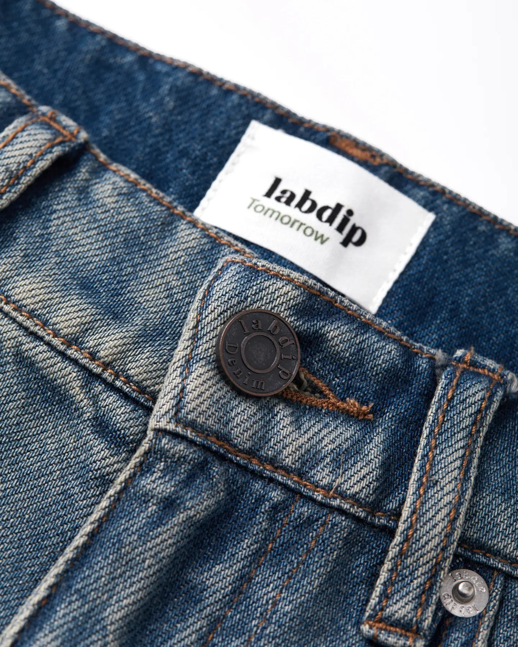 Jeans denim lavado de algodón azul, corte recto con acabado efecto degradado sol, material suave y cómodo para mujer.