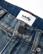 Jeans denim lavado de algodón azul, corte recto con acabado efecto degradado sol, material suave y cómodo para mujer.
