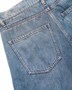 Jeans de denim azul claro con bolsillo trasero derecho, corte recto y tejido suave Tencel para un ajuste cómodo y elegante.