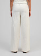 An'ge – Pantalon Rossalie Ecru, pantalon large en lin blanc cassé porté de dos par un mannequin