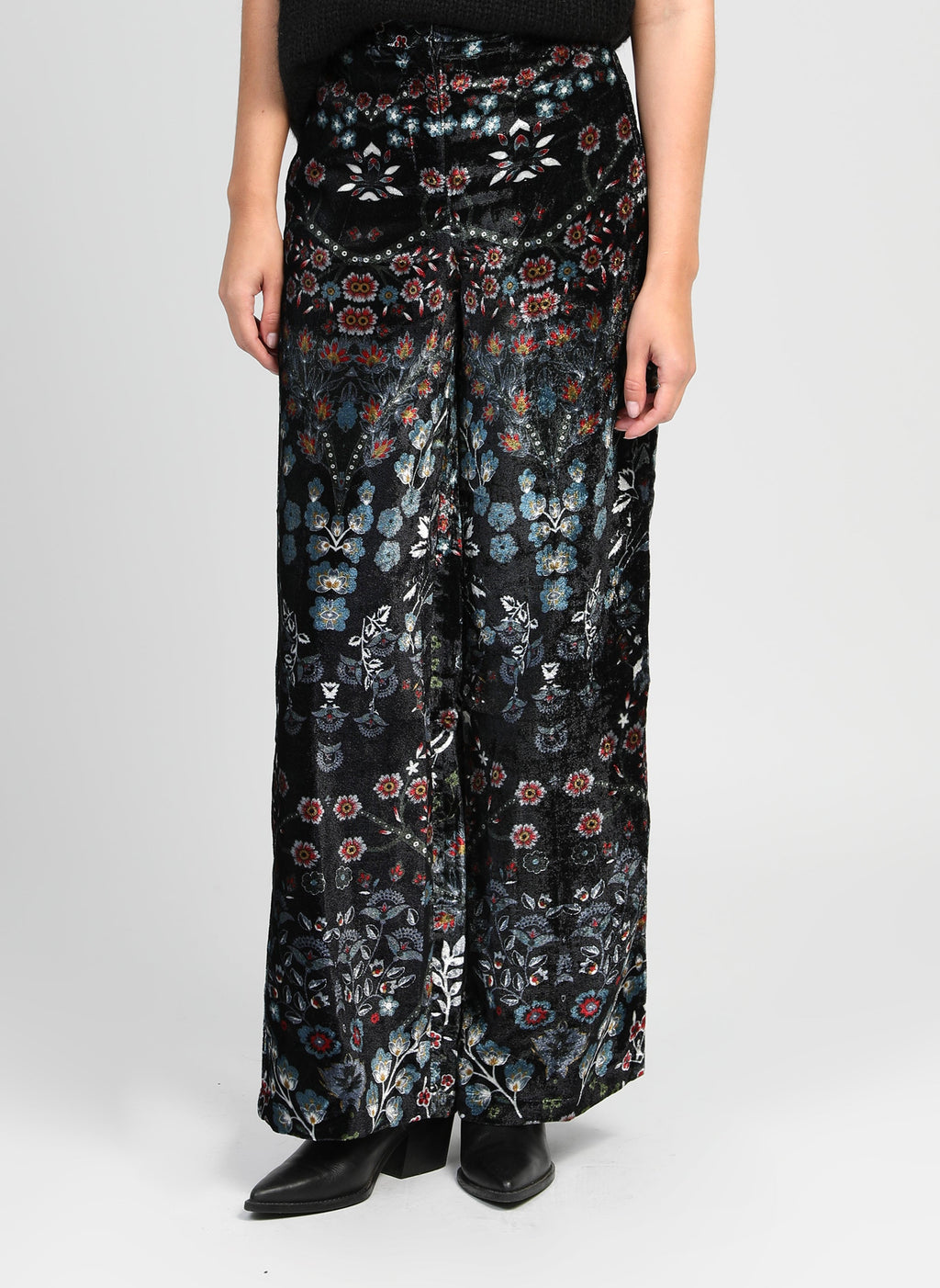 An'ge – Pantalon Ross Folina Noir, pantalon large noir en velours imprimé floral, porté de face