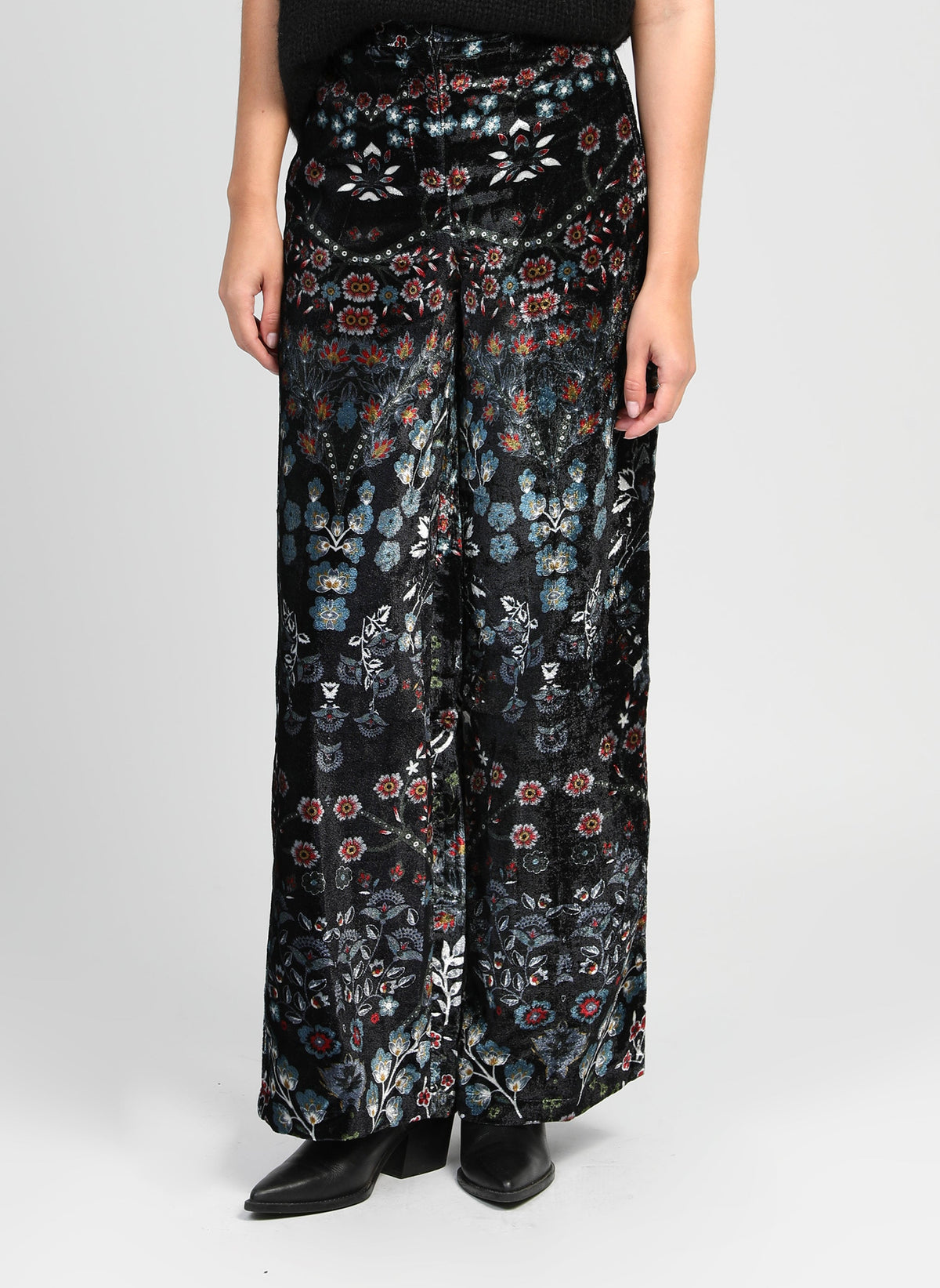 An'ge – Pantalon Ross Folina Noir, pantalon large noir en velours imprimé floral, porté de face