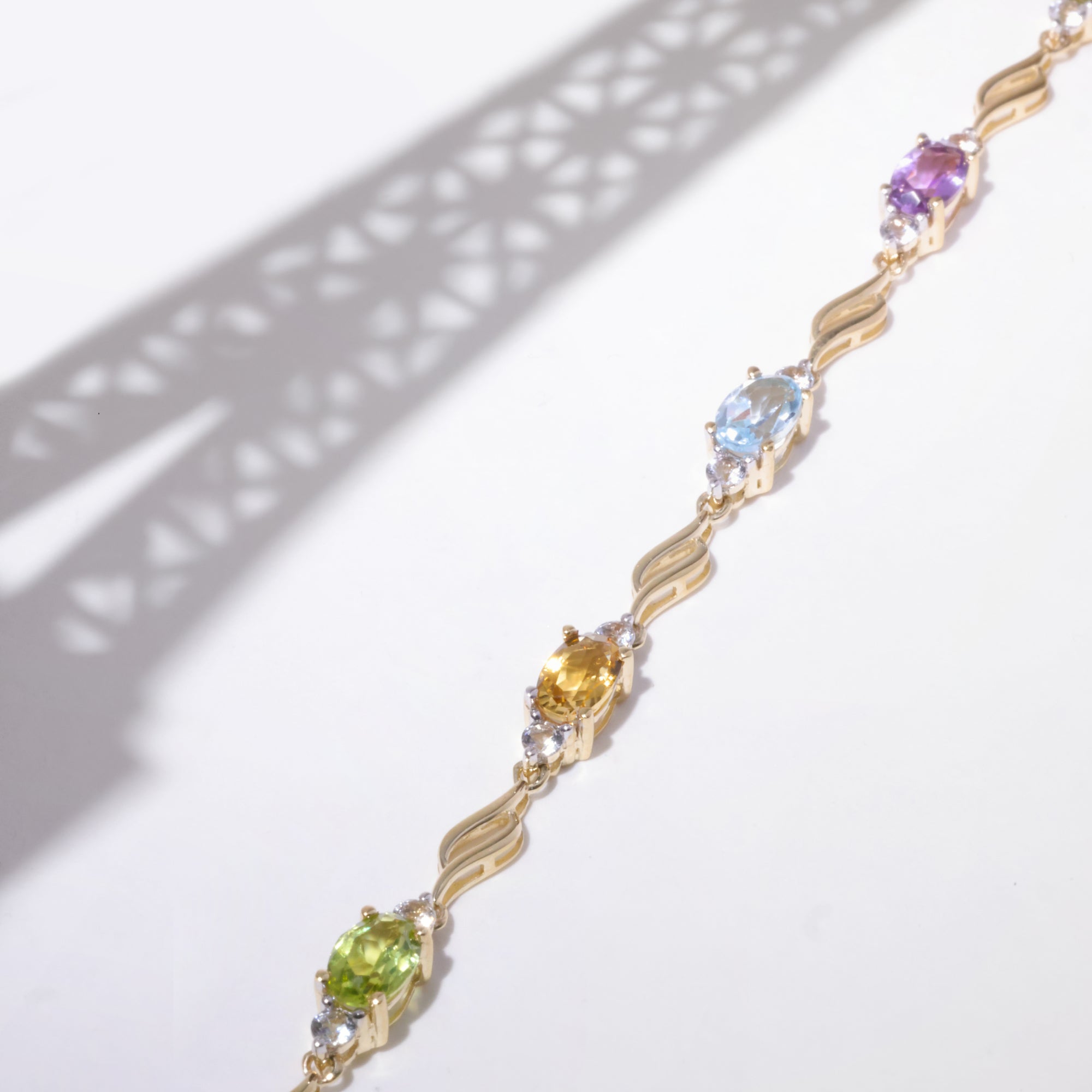 Brazalete “Mon Arc En Ciel” Top blanco 0,92/14; Tapa azul 1,4/2; Amatista 0,9/2; Peri - Oro amarillo 375/1000