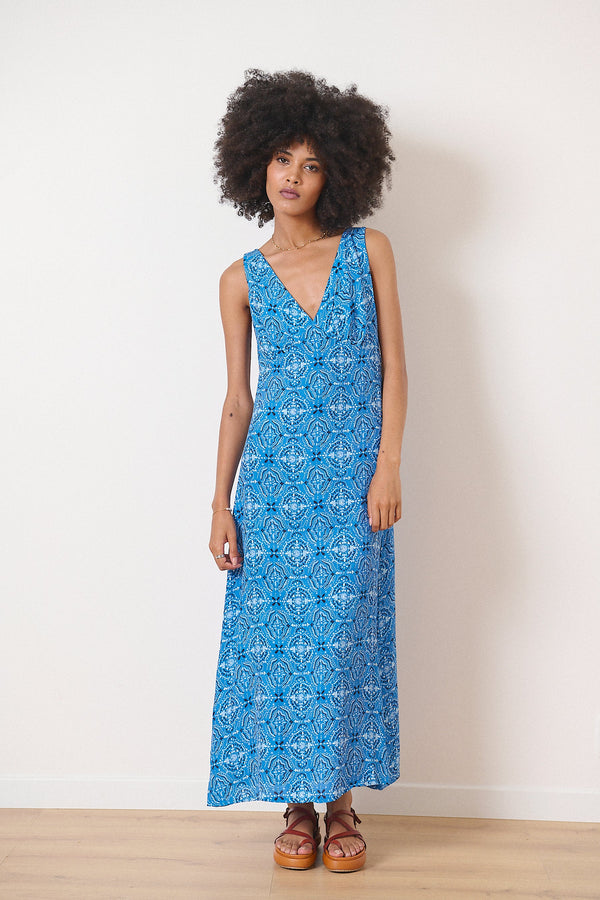 Vestido largo fluido de mujer prêt-à-porter azul con estampado de escote en pico Garance Paris
