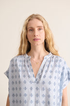 Robe en coton naturel avec manches courtes au coloris bleu et vert avec encolure en V summer collection Garance Femme