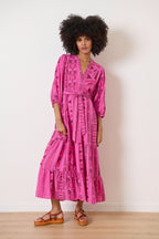 Robe à motifs roses jacquard tenue colorée en coton coupe fluide avec découpes et fronces manches 3/4 encolure en V 