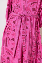 Robe longue rose à coupe fluide et évasée encolure en V motif jacquard collection été vêtements Garance Paris