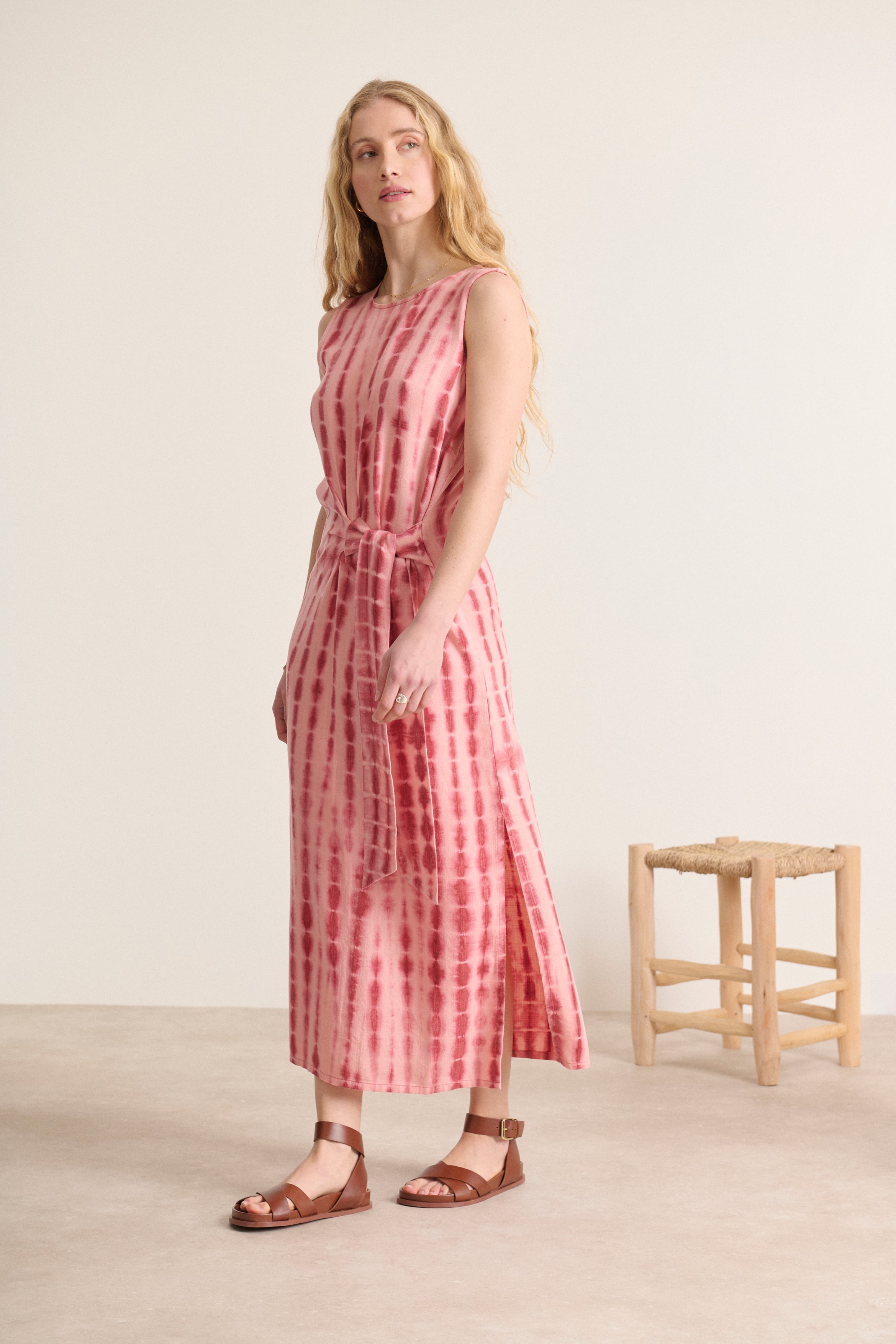 Robe longueur midi sans manches avec ceinture à nouer et encolure ronde au coloris terre cuite qui sublime le teint 